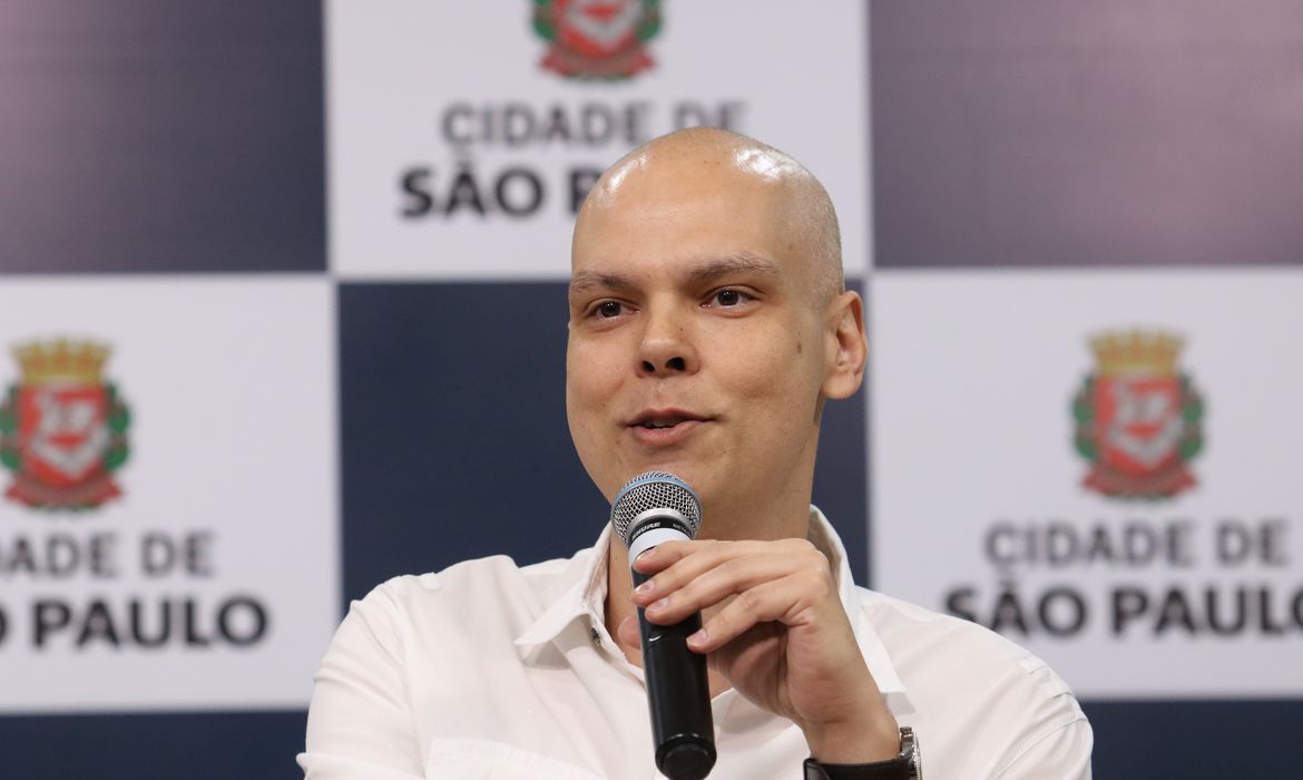 Bruno Covas anuncia uso da cloroquina no tratamento da covid-19
